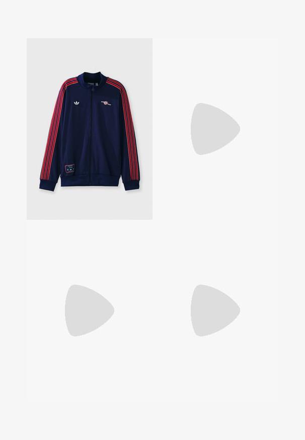 Marinblå zip-jacka med röda och vita rutiga detaljer på ärmarna. Har logotyp-patchar och ribbade muddar och krage. Tillverkad av ett slätt tyg.; Svart T-shirt i slätt material med rund halsringning, med tre gröna ränder på axlarna och en liten grön logotyp på bröstet.; Svarta träningsbyxor med elastisk midja, med vita sidostreck och en liten logotyp. Materialet verkar mjukt och lätt.; Svart mockaskor med gula accenter, med tre ränder och en brun gummisula. Inkluderar en vadderad tunga för extra komfort.