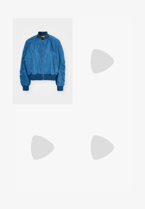 Mėlyna bombonešio striukė, pagaminta iš lygaus nailono, su priekiniu užtrauktuku, raibota apykakle ir apačia, su surinktais detalėmis ant rankovių.; Šviesiai rožinis medvilninis marškinėliai su apvalia apykakle, su sidabriniu siuvinėtų "Calvin Klein" logotipu ir subtiliu "CK" dizainu ant krūtinės.; Šviesiai mėlyni džinsai su aukštu liemeniu, tiesaus silueto dizainu, penkiais kišenėmis ir šiek tiek išblukusiu tekstūru. Prisegamas ir mygtuko užsegimas.; Metalinis sidabro spalvos slingback kulnas su smailiu pirštu, turintis tris plačias juosteles ir kvadratinius metalinius užsegimus. Blizgi tekstūra ir plonas kulnas.; Auksinės auskarų lankeliai su lygiu, suapvalintu dizainu ir blizgiu paviršiumi, turintys užsegimą. Išgraviruota "DKNY."