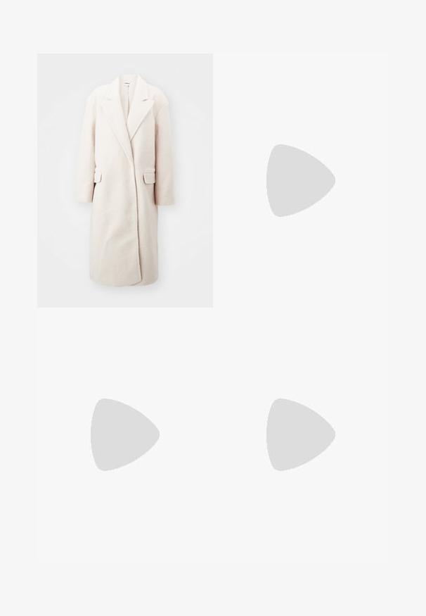 Svetlo bež oversize plašč iz teksturirane tkanine, z režastimi klapnicami, dvema pravokotnima žepoma in ravno silhueto.; Črn brezrokavnik iz gladkega materiala, z okroglim izrezom in prilegajočim krojem, brez vidnih vzorcev ali okrasnih elementov.; Črne hlače ravnega kroja z naglavnimi žepi in stranskimi razporki na robu. Narejene iz mehke, gladke tkanine. Primerne za različne priložnosti.; Črne lakirane sandale s peto, kvadratnim prstom, trakovi okrog gležnja in srebrnimi zaponkami. Opremljene so s stabilno Debelo peto.; Črna usnjena hobo torba z gladko teksturo, ukrivljeno obliko in eno nastavljivo naramnico; ima širok odprtina na vrhu.