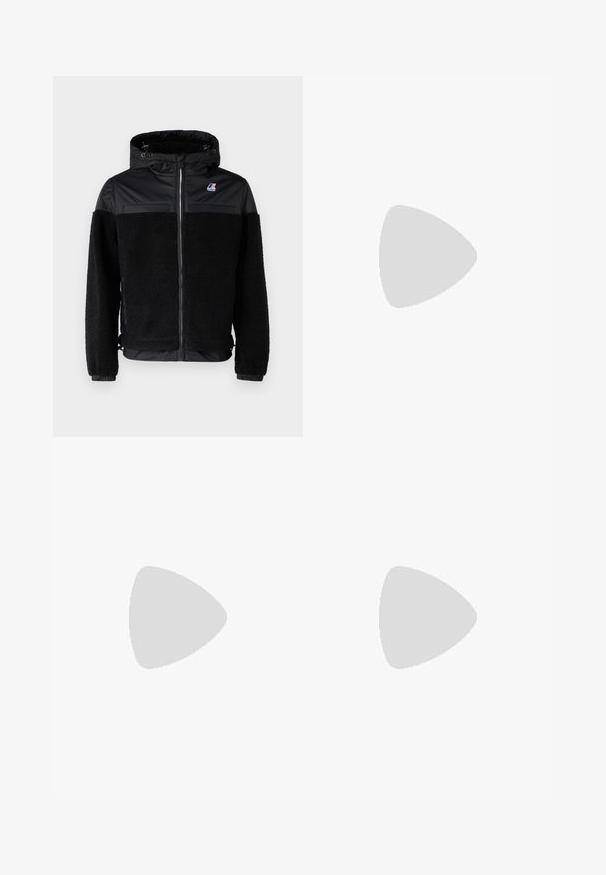 K-Way Giacca in pile - black; T-shirt in cotone nero con maniche corte, scollatura rotonda e un piccolo logo verde sul taschino sinistro. Design semplice, vestibilità regolare.; Pantaloni neri con un design a gamba dritta, realizzati in tessuto morbido. Presentano una vita elasticizzata e una chiusura con bottone.; Sneaker Lacoste in bianco e nero con tomaia in pelle testurizzata, dotate di un design con lacci e suola in gomma bianca. Indossate con jeans scuri.