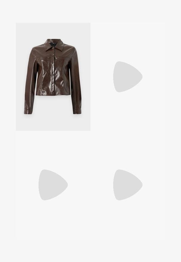 Jaqueta de couro sintético castanha com um design estruturado, apresentando colarinho, botões frontais e dois bolsos no peito. Textura suave e brilhante.; Polo de mangas longas listrado em bordô e branco, com colarinho, placket de três botões e logotipo bordado no peito.; Saia longa com um padrão de tie-dye diagonal em vermelho-burgundy, azul e creme, feita de um tecido macio, com uma silhueta fluida e um leve brilho.; Sapatilhas New Balance com parte superior em malha e camurça azul-marinho, detalhes cinza, logótipo branco, sola almofadada e pormenores texturizados.; Mala de mão em couro bordeaux com formato triangular, topo aberto e detalhe trançado ao longo da alça. Textura lisa com acabamento mate.; Brincos de argola de prata com um acabamento liso e polido. Forma redonda com um design ligeiramente curvado e bordas suavizadas. Fecho de pino.