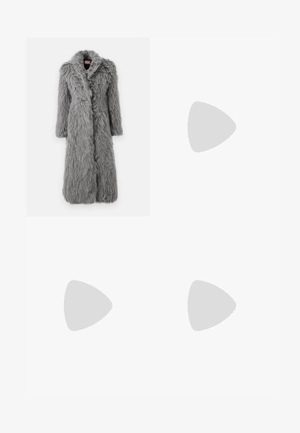 Sivko krzno z teksturirano, puhasto zunanjostjo, dolgi rokavi in širokim ovratnikom. Ima sprednje odpiranje brez vidnih zakovic.; Kaffe YOKO BOATNECK - Navadna majica - zinfandel; BROWNATE HLAče ZA ŠPORT S SPROŠČENIM KROJEM. Narejene iz gladkega materiala, z bočnimi žepi, belimi črtami in majhnim belim logotipom na stegnu.; Črne usnjene gležnjarje z teksturirano površino, okroglo prsti, vezalkami, rumenim šivom in debelim, rebrastim črnim podplatom.