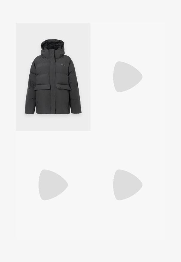 Schwarze gepolsterte Winterjacke mit Kapuze, vorderen Taschenklappen und durchgehendem Reißverschluss, vor einem schlichten weißen Hintergrund präsentiert.; Weißes Baumwoll-T-Shirt mit kurzen Ärmeln und Rundhalsausschnitt, das das Wort "INTROSPECTION" in hellblauem Text über die Brust trägt.; Weite blaue Jeans aus Denim mit hoher Taille, ausgestattet mit einem Knopfverschluss, Gürtelschlaufen und dezenten Stichdetails an den Taschen und Säumen.; Weißes geripptes, kurz geschnittenes T-Shirt, hellblaue weit geschnittene Jeans und weiße Sneakers. Hält eine grün-weiß gestreifte Tragetasche.