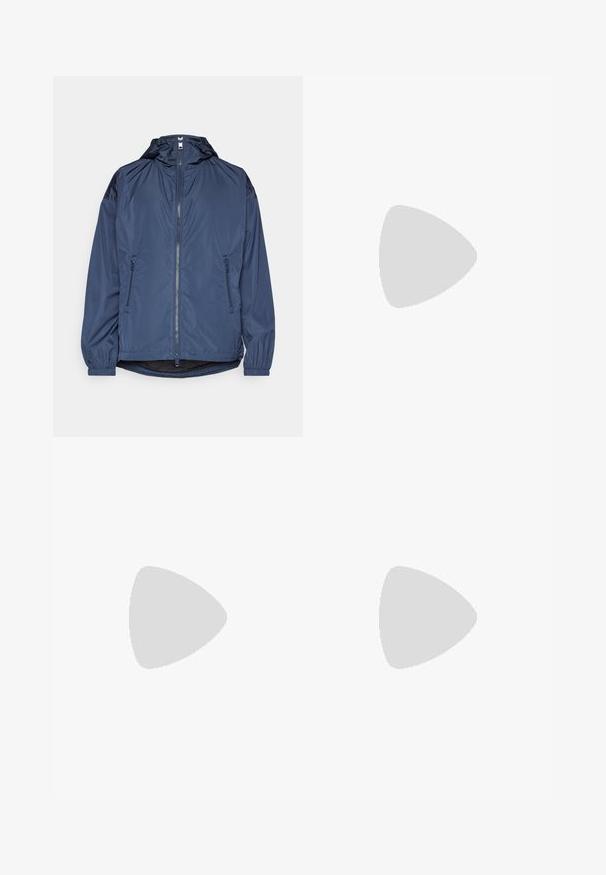 Diesel CLOG - Windbreakers - blue; Hvid bomulds T-shirt med rullede korte ærmer, afrundet kant og et sort logo-tag med "CK" i nederste venstre hjørne.; Blå denimjeans med slim fit, mellemhøj talje, femlomme-design, falmet vask og let slidmærker foran og bagpå.; Sorte vandresko med et lagdelt design, tekstureret stof og gummisål, med forstærkede områder og snørebånd foran.