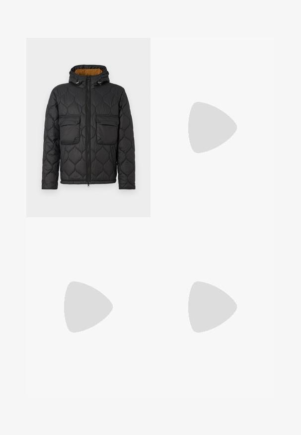 Casaco puffer acolchoado preto com capuz, apresentando dois bolsos frontais, um fecho com zíper e um forro interior laranja em contraste.; Camisa de algodão branca de mangas longas com decote redondo, fendas laterais na parte inferior e uma textura suave, mostrada de trás.; Calças de ganga azul claro com um design de perna reta, cinco bolsos, fecho de botão, desgaste mínimo e detalhes de costura em contraste.; Sapatilha branca com um cabedal em couro liso e de perfil baixo. Apresenta um bico redondo, seis ilhoses e uma sola de borracha texturizada.