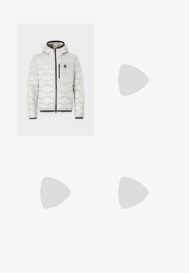 Giacca imbottita grigia chiara con cappuccio, dotata di una cerniera nera, tasca sul petto e dettagli verdi sul colletto e sui polsini.; Lacoste T-shirt basic - black; Pantaloni bianchi plissettati con taglio su misura, caratterizzati da una texture liscia, passanti per la cintura e gambe affusolate. Nessuna tasca o motivo visibile.; BOSS BALTIMORE - Sneakers basse - open blue