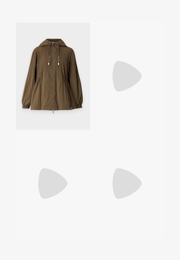 Bruine hoodie met een geplooid ontwerp, elastische manchetten en een strakke taille met een frontzipper. Inclusief logodetails.; Witte katoenen t-shirt met korte mouwen, met een reliëflogo "AX" op de voorkant en de tekst "ARMANI EXCHANGE" eronder in een subtiel ontwerp.; Zwarte, wijde broek van soepele stof. Voorzien van een tailleband met riemlussen en plooien aan de voorkant. Rechte snit tot de enkel.; Zwarte leren instap sneaker met witte zool, gouden "Armani Exchange" logo aan de zijkant en minimalistische stikseldetails.