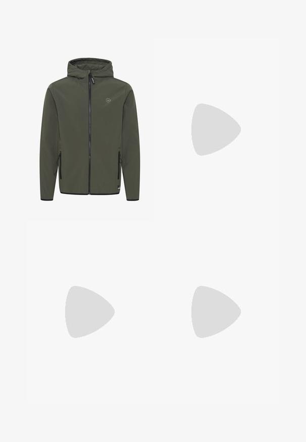 Hooded jacket in olijfgroen, gemaakt van gladde stof. Voorzien van een voorkeursrits, twee zijzakken en een klein logo op de borst.; Jong persoon met gevlochten haar, gekleed in een lichtgrijs Nike T-shirt en zwarte Nike shorts tegen een effen witte achtergrond.; Beige cargobroek van lichtgewicht katoenen materiaal. Kenmerkend zijn de elastische boorden, meerdere zijzakken en een knoopsluiting.; Witte leren sneakers met perforaties, ronde neus, vlakke zool en dikke veters, met een zichtbare swoosh-logo en "AIR" op de hiel.