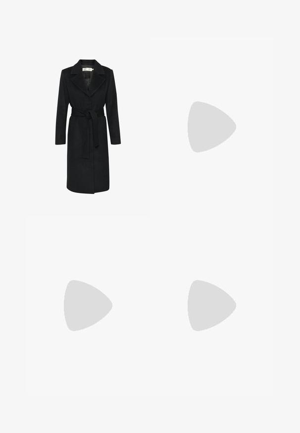 Abrigo de lana negro con cintura ceñida por un cinturón, cuello con muescas y mangas largas. Textura suave y diseño recto. Estilo minimalista.; Suéter crema de punto trenzado con manga larga, puños y dobladillo acanalados, que presenta un pequeño logo bordado en el lado izquierdo del pecho.; Pantalones de pierna ancha negros con un diseño a medida, que presentan pliegues y una textura de tela suave. Líneas limpias y sin herrajes o acentos visibles.; Botín de cuero negro con tacón alto grueso, parte delantera con cordones, ojales de metal y costura amarilla a lo largo de la suela. Suela exterior de goma texturizada.