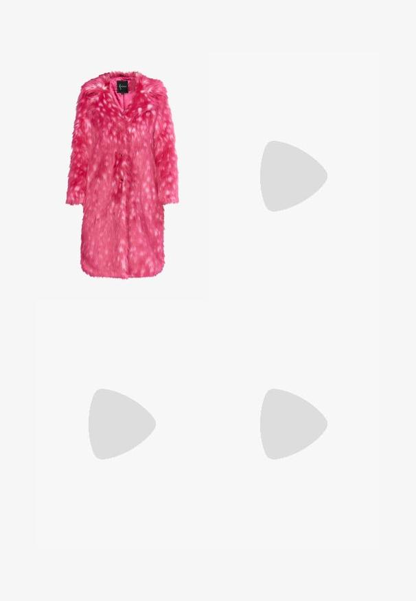 Cappotto in pelliccia sintetica di un vivace rosa con una texture morbida, caratterizzato da piccole macchie bianche sparse, colletto e chiusura con bottoni. Vestibilità rilassata e lunghezza fino al ginocchio.; Abito nero senza maniche con un corpetto strutturato, gonna arricciata e dettaglio a cucitura a V. Presenta una cerniera sul retro e un sottile accento del logo.; Stivali neri al ginocchio con suola a piattaforma rigata e parte superiore testurizzata. Design elegante e aderente con punta arrotondata e senza parti metalliche visibili.; Clutch bag nera con motivo coccodrillo e hardware argentato, appoggiata su uno sfondo grigio texture. Presenta una superficie lucida.; Collana di perle con chiusura in tono argento. Caratterizzata da perle bianche rotonde e un centro decorativo impreziosito da strass.