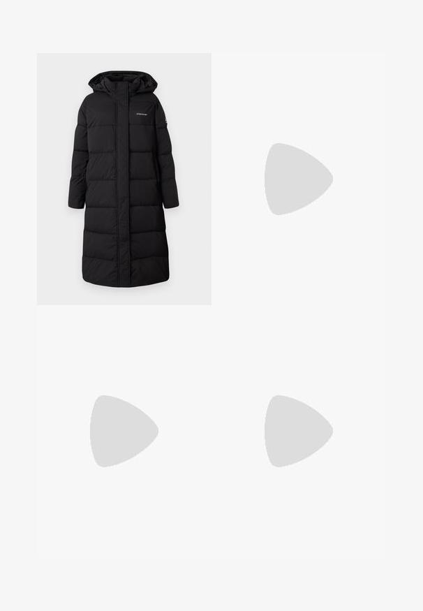Crna puffer jakna, do koljena s kapuljačom, kvadratnog dizajna, s prednjim zipom i logotipom na prsima. Teksturirani, izolirani materijal.; Crni rebrasti atletski top s izrezom u obliku srca i malim trokutastim logom u srebrnim akcentima na prednjoj strani. Uklapajući dizajn bez rukava.; Tamno plave široke traperice s visokim strukom, izrađene od denima, s blagim izblijedjenjem, prednjim džepovima i klasičnim dugmadi za zatvaranje.; Bijele kožne tenisice s debelim bijelim potplatom, crnim zamšastim akcentom na peti i ugraviranim logom sa strane. Dizajn s vezicama i šest rupa za vezivanje.