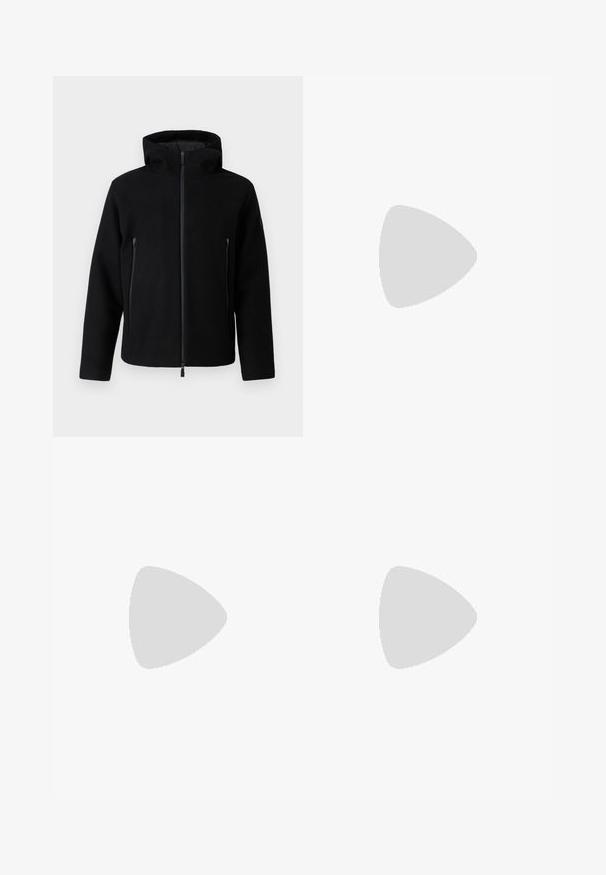 Črna kapuca jakna iz flis materiala, z zadrgo in dvema sprednjima žepoma na zadrgo. Gladka tekstura z modernim dizajnom.; Črna kratkosleeve majica s krožnim izrezom in žepom na levem prsnem delu, ki vsebuje majhen pravokotni logotip.; Črne hlače visoke pasu s širokimi nogavicami, narejene iz gladkega blaga. Imajo sprednje gube in zanko za pas. Minimalističen dizajn, brez vidnih dodatkov.; Beli usnjeni športni čeveljčki z sivo alkantaro, z vezalkami, z ježkom in teksturiranim gumijastim podplatom s cik-cak vzorcem.