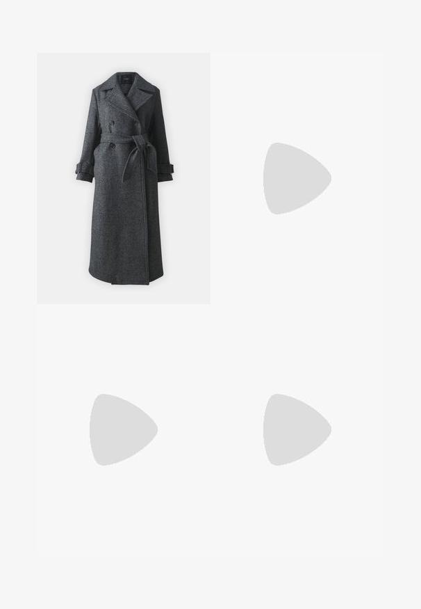Pinko CALICE CAPPOTTO - Klasisks mētelis - grigio peltro; Melna īsā blūze no mīksta auduma, ar pieguļošu jostasvietu, platām piedurknēm un imitētu apkakli ar redzamām šuvēm.; Melni bikses ar taisnu kāju dizainu, kurām ir struktūra sānu paneļos, radot kontrastu pret gludo audumu.; Melnas ar norādīto purngalu zema papēža kurpes ar trim nelielām dekoratīvām sprādzēm sudrabkrāsā un zeltā sānos.