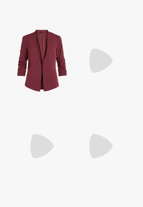 Bordó blézer sálgallérral, háromnegyedes, ráncolt ujjal és tiszta, nyitott elülső kialakítással. Simafazonú szövet.; Fehér bordás ujjatlan top, kerek nyakkivágással és rövid hosszal. A címke szerint "JJXX". Sima szövettextúra.; Fekete, bővülő szárú nadrág, elasztikus derékkal, sima anyagból készült. Tiszta dizájn jellemzi, zsebek és látható varrási részletek nélkül.; Fekete és szürke velúr sportcipő nagy krémszínű "N" logóval, lila fűzőkkel és texturált gumi talppal.