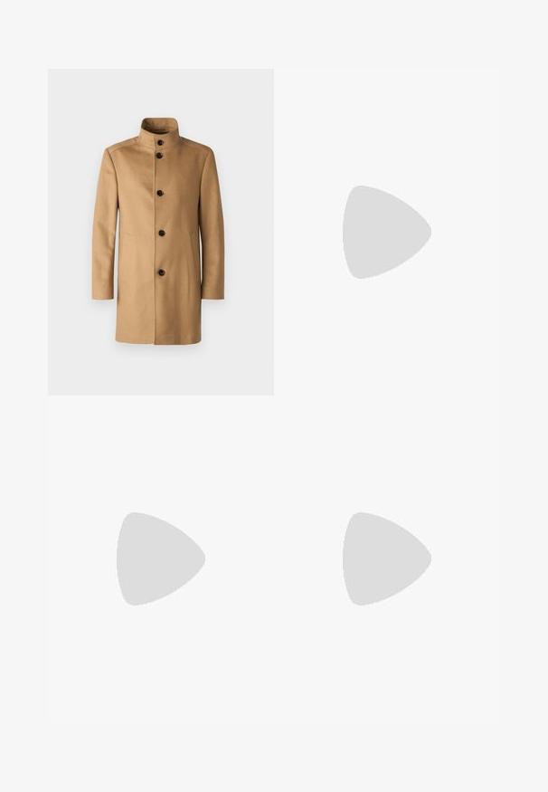 JOOP! MARON - Cappotto classico - rust/copper; Maglietta nera a maniche corte realizzata in un morbido misto cotone, con scollatura a girocollo e un design minimalista senza motivi o dettagli.; Pantaloni neri realizzati in tessuto con una superficie liscia. Presentano una chiusura con bottone, passanti per cintura e tasche laterali. Design a gamba dritta standard.; Sneaker in pelle nera a basso profilo con lacci neri e suola avorio, mostrato di profilo su sfondo bianco.
