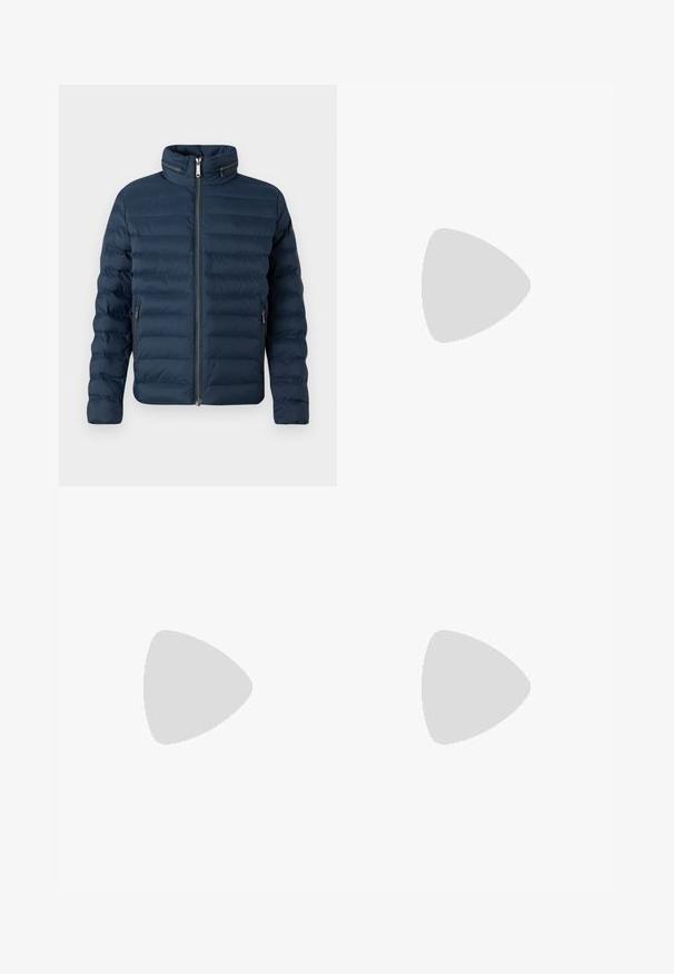 Marineblå pufferjakke med høj krave, lynlås og sidelommer. Har horisontal syning for isolering og en glat tekstur.; Hvid sweatshirt lavet af bomuld med lange ærmer, rund halsudskæring og sort Nike-logo på venstre bryst. Blød tekstur med ribbede manchetter.; Sorte bomuldsbukser med slim fit, med knaplukning, bæltestropper og sidelommer. Glat tekstur, ingen synlige mønstre.; Sorte syntetiske lædersneakers med en hvid gummisål, der har runde snørebånd, buet design og en lille logo detailleret på siden.