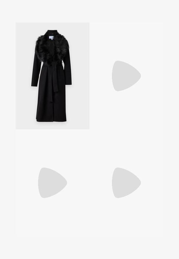 Lang sort frakke med en faux fur krave, bælte i taljen og lange ærmer. Har en glat tekstur og et enkelt, elegant design.; Hvid fitted top lavet af ribbet stof med cap sleeves og samlede detaljer i siderne for tekstur og form.; Sorte brede bukser med en rynket talje, der har to sidelommer og et glat, let stof. Ingen synlige mønstre eller hardware.; Sorte patenterede hælsandaler med firkantet tå, ankelremme og sølvspænder. Har en chunky blokHæl for stabilitet.