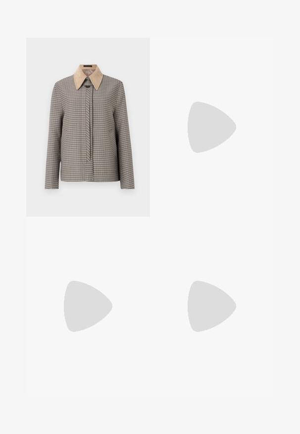 Rutet skjorte med beige kordfløjlskrave. Har lange ærmer, frontlukning og et struktureret stofmønster.; Hvid bluse med en rund halsudskæring, plisseret front og trekvart puffærmer. Lavet af let stof med en blød tekstur.; Sort lige ben jeans lavet af bomuld, med en front knaplukning, bæltestropper og fem lommer. Glat tekstur uden mønstre.; Sort læderballetsko med rund tå, glat tekstur, minimal syning og et fleksibelt såldesign.; Crossbody taske med et kremfarvet stof, der har et gentaget MK-logo mønster, brune læderdetaljer og en guld kædestropp med en aftagelig brun rem.