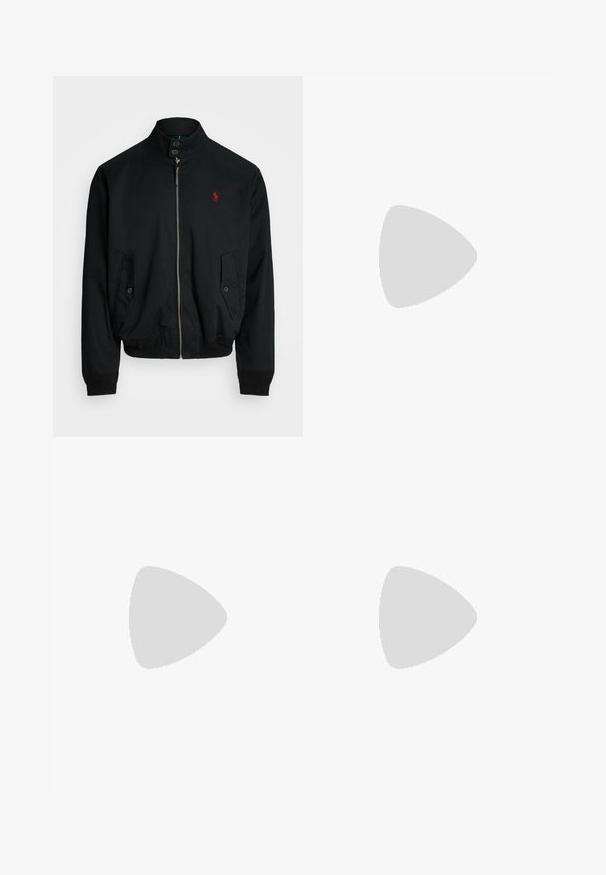 Casaco bombazina preto com gola alta, fecho de correr à frente, dois bolsos laterais, punhos em ribana e um pequeno logotipo vermelho no peito. Textura de tecido suave.; T-shirt cinza em algodão com decote redondo e mangas curtas. Apresenta um pequeno logótipo bordado no lado esquerdo do peito. Textura suave.; Calças de ganga pretas com um design de perna reta, apresentando um fecho de botão e fecho de correr, cinco bolsos e um tecido ligeiramente texturizado.; Sapatilha baixa em preto e branco com parte superior em malha e camurça, atacadores brancos, sola branca e um logo de jogador de polo na lateral.