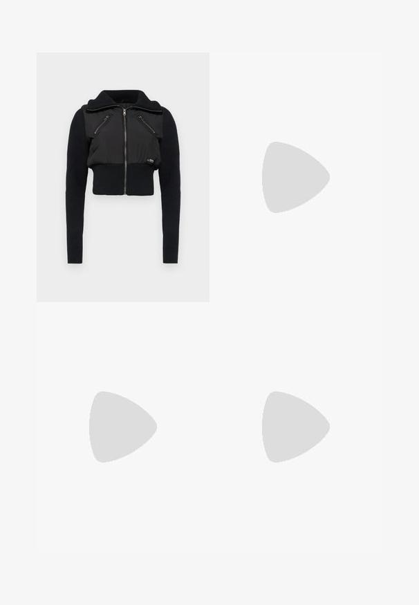 BDG Urban Outfitters SHRUNKEN ZIP THROUGH - Bomber jakna - black; Sivkasta pleteno pulover z dolgimi rokavi, okroglim izrezom, rebrastimi manšeti in obesom, ki se ponaša z mehko teksturo in sproščenim krojem.; Svete modri jeans z visokim pasom, širokimi hlačnicami in odebeljenim videzom. Imajo klasičen pet-pocket stil in kovinsko zapiranje.; Rjave suede platform čizme z elastičnimi stranskimi paneli in oranžnimi zankami, v kombinaciji s svetlobno denim krilom do kolen na lesenem tleh.