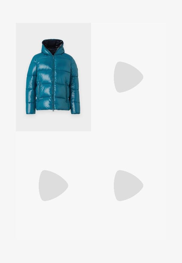 Teal pufferjakke med en shiny overflade, hætte, lynlås lukning og to sidelommer. Kviltet design med syede paneler over det hele.; Hvid sweatshirt lavet af bomuld med lange ærmer, rund halsudskæring og sort Nike-logo på venstre bryst. Blød tekstur med ribbede manchetter.; Sorte bomuldsbukser med slim fit, med knaplukning, bæltestropper og sidelommer. Glat tekstur, ingen synlige mønstre.; Sorte syntetiske lædersneakers med en hvid gummisål, der har runde snørebånd, buet design og en lille logo detailleret på siden.