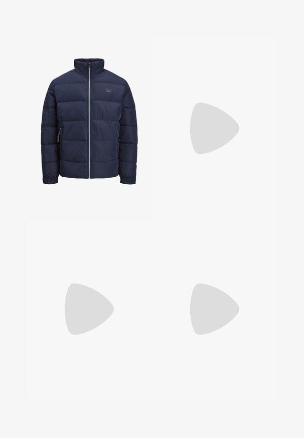 Giacca puffer blu navy con colletto alto, design trapuntato, chiusura frontale con zip e due tasche laterali con zip. Texture morbida e liscia.; Camicia a maniche lunghe a righe bianche e blu in cotone, con colletto button-down, bottoni frontali e un piccolo logo ricamato sul petto.; Pantaloni beige con una texture liscia, taglio dritto, due tasche posteriori con bottoni e vita standard.; Sneaker nero con suola bianca che flotta sopra un tappeto beige testurizzato vicino a un tavolo rotondo in legno con libri impilati.