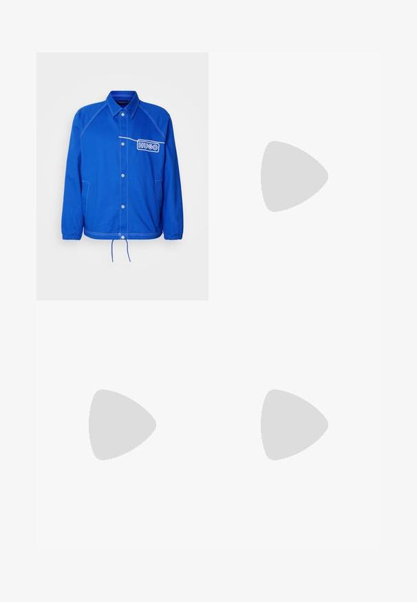 Blå jakke med frontlukking med knapper, to sidelommer og hvit "HUGO" logo detalj med kontraststing på kragen og kantene.; Hvit bomulls T-skjorte med korte ermer, med en svart "BOSS" logo sentrert på brystet og rund halsdesign.; Beige bomullsbukser med rett benfatt, med knappelukking og folder foran for ekstra detaljer.; Hvite skinn sneakers med en glatt overflate, runde tåkasser, hvite snører og et minimalistisk design. Brukt med lysebrune, avsmalnende bukser.