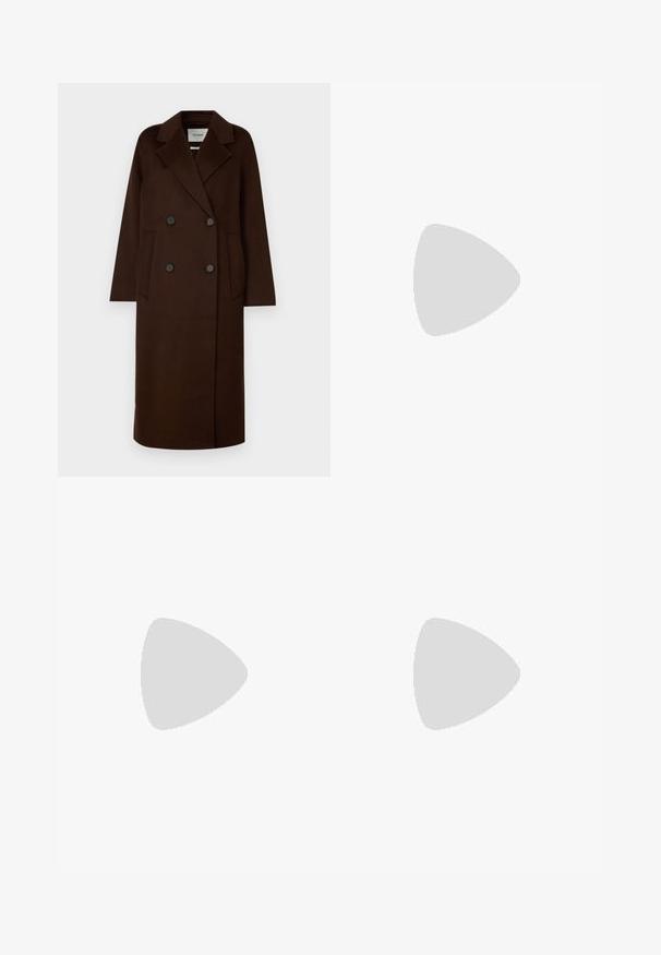 IVY OAK CLARA - Klassischer Mantel - chocolate; Weißes T-Shirt aus weichem, leichtem Stoff. Mit runder Halslinie und kurzen, weit geschnittenen Ärmeln für einen lässigen Sitz. Keine sichtbaren Muster.; Schwarze Hose mit geradem Schnitt, ausgestattet mit Fronttaschen und Seitenschlitzen am Saum. Hergestellt aus weichem, glattem Stoff. Geeignet für verschiedene Anlässe.; Weiße High-Heel-Sandale mit einem klobigen Absatz, die über ein Riemchendesign und ein Knöchelband verfügt. Glatte Textur mit einer Plattform vorne für zusätzliche Höhe.