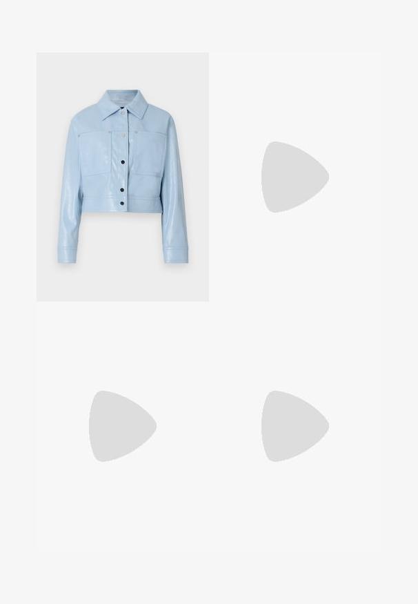 Giacca in ecopelle blu chiaro, taglio cropped, con colletto a punta, due tasche sul petto, bottoni a pressione argentati e maniche lunghe con polsini abbottonati.; T-shirt bianca in cotone con maniche corte, scollatura rotonda e vestibilità rilassata. Struttura liscia, senza motivi né accenti, design minimalista.; Jeans neri a gamba larga in denim, con vita alta, styling a cinque tasche e chiusura con bottone metallico e cuciture a contrasto.; Mocassini in pelle nera con punta arrotondata, suola spessa e testurizzata, e minime cuciture. Design elegante senza lacci o parti metalliche visibili.