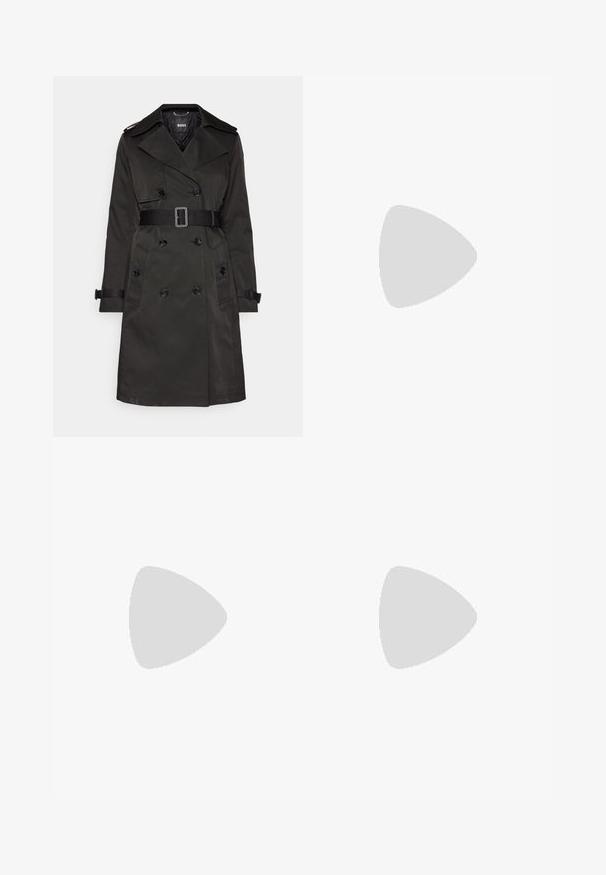 Dunkelgrüner Trenchcoat mit doppelreihigem Design, Schulterklappen, tailliertem Gürtel und zwei vorderen Taschen. Glatte Stoffoberfläche.; Marineblaue Langarmkleid mit plissierter Textur, hohem Hals und geknöpften Manschetten. Glattes Material und fließende Silhouette für eine entspannte Passform.; Schwarze Lederpumps mit spitz zulaufender Zehenpartie, niedrigem Kittenheel, glatter Textur und einem dezenten goldenen Akzent am Fersenboden.; Silberne Metall-Hoops mit einer glatten, glänzenden Oberfläche und einem strukturierten, runden Design. Verfügt über einen Scharnierverschluss für einen sicheren Sitz.