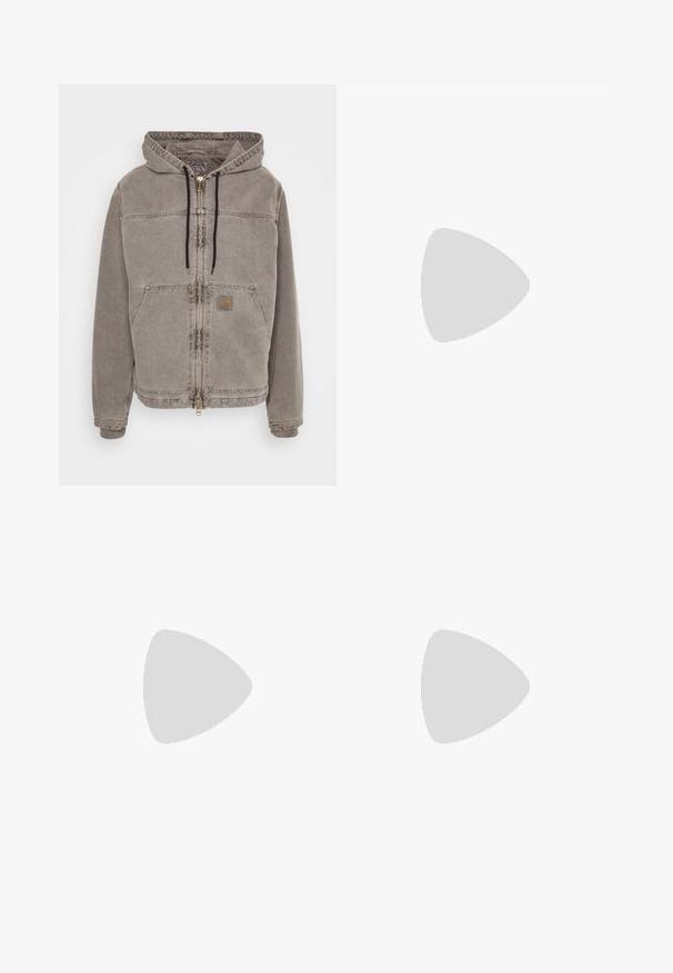 Carhartt WIP ARLING JACKET - Ljetna jakna - black; Nike crna pamučna majica s klasičnim okruglim izrezom, kratkim rukavima i suptilnim, utisnutim logotipom na prsima. Glatka tekstura.; Crne casual hlače s čepom u struku, bočnim džepovima i ravnim nogavicama na jednobojnoj pozadini.; Crne atletske cipele s teksturiranom tkaninom i gumene potplate, s elastičnim vezicama i plavim akcentom na peti. Nosene su s svijetlim trapericama.