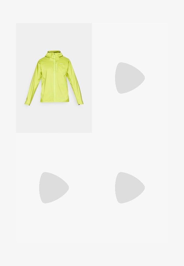 Patagonia STORM RACER - Giacca hard shell - green; T-shirt grigio a maniche corte realizzato in un morbido tessuto di texture, con un piccolo logo blu di Patagonia sul lato sinistro del petto. Senza ulteriori fantasie.; Pantaloni grigi scuri realizzati in tessuto resistente, dotati di tasca con zip, taglio dritto e passanti per cintura per una vestibilità regolabile.; Scarpa sportiva nera con parte superiore in sintetico testurizzato, suola imbottita e sistema di allacciatura rapida. Presenta una punta e un tallone rinforzati.