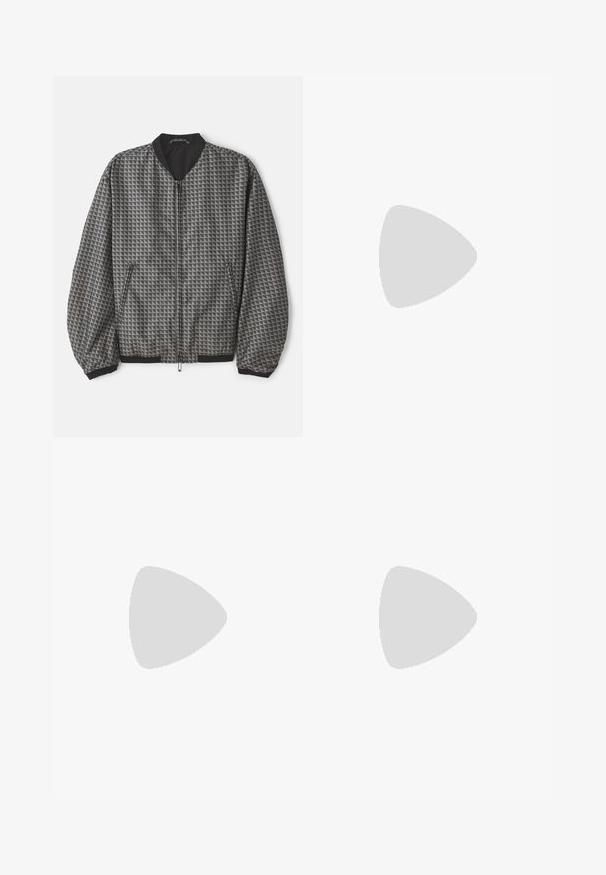 Veste bomber texturée en gris avec un motif géométrique. Dotée d'une fermeture éclair sur le devant, d'un col noir et de poignets et d'un ourlet élastiqués.; T-shirt en coton noir avec un col rond, des manches courtes et le logo "EMPORIO ARMANI" en blanc au-dessus de "Milano" dans un design incurvé.; Pantalon bleu marine, ajusté, avec une coupe droite, des plis à l'avant, fermeture à bouton et sans poches visibles. Texture de tissu lisse.; Baskets en cuir noir avec un profil bas, bout rond et fermeture lacée ; elles présentent une semelle en caoutchouc texturée et un détail de logo au niveau du talon.