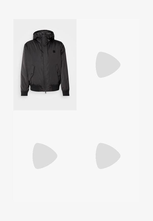HUGO BERNANDO - Jas - black; Zwarte korte mouwen T-shirt van een gladde katoenmix, met een ronde halslijn en een minimalistisch ontwerp zonder patronen of accenten.; Zwarte joggingsbroek van gladde stof. Kenmerkt zich door een elastische tailleband met een trekkoord, taps toelopende benen en geen zichtbare zakken. Eenvoudig ontwerp.; Zwarte leren sneaker met lage schacht, zwarte veters en off-white zool, weergegeven in zijprofiel op een witte achtergrond.