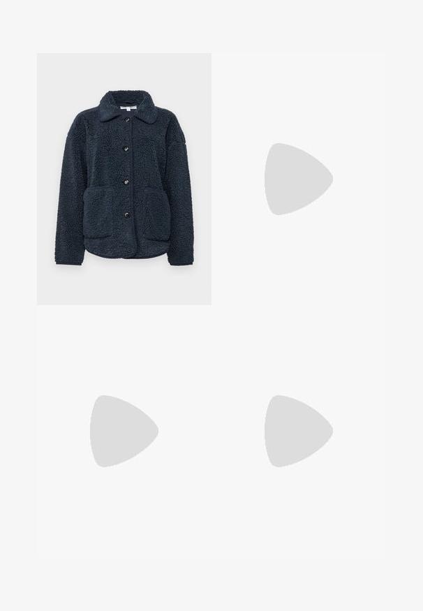 Marinblå fleecejacka med strukturerad tyg, knäppning fram, spetsig krage och två framfickor. Designad för värme och komfort.; Vit ribbad tyg med en slät struktur och vertikala linjer, med lätt elastiskt motstånd, lämplig för figurnära plagg.; Vita vida byxor i mjukt tyg. Har en elastisk midja med dragsko och en slät yta. Inga synliga mönster eller metalldetaljer.; Beige sneakers med kastanjebranschiga ränder, texturerad ovandel och gummisulor, i kombination med ribbade vita strumpor med svarta ränder.; Burgundy läderhandväska med en mjuk, samlad design och rundad form. Handtaget är säkrat och visar en slät yta.