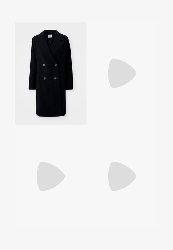 GAP LONG COAT - Klasický kabát - black; Dve bezrukávové topy v čiernej a bielej farbe, vyrobené z rebrovanej bavlny, s okrúhlym výstrihom a priliehavým strihom. Viditeľné štítky na oboch.; Čierne rozšírené džínsy vyrobené z denimu, s vysokým pásom, prednými vreckami, zapínaním na gombík a čistým zakončením na leme.; Čierna kožená bojová topánka s okrúhlou špičkou, šnurovaním na prednej strane a pútkom pri členku. Má hrubú gumovú podrážku pre trvanlivosť.; Strieborné kruhové náušnice s hladkým, lesklým povrchom. Kolový tvar a bezpečné klikanie na uzatváranie. Ľahký dizajn vhodný na každodenné nosenie.