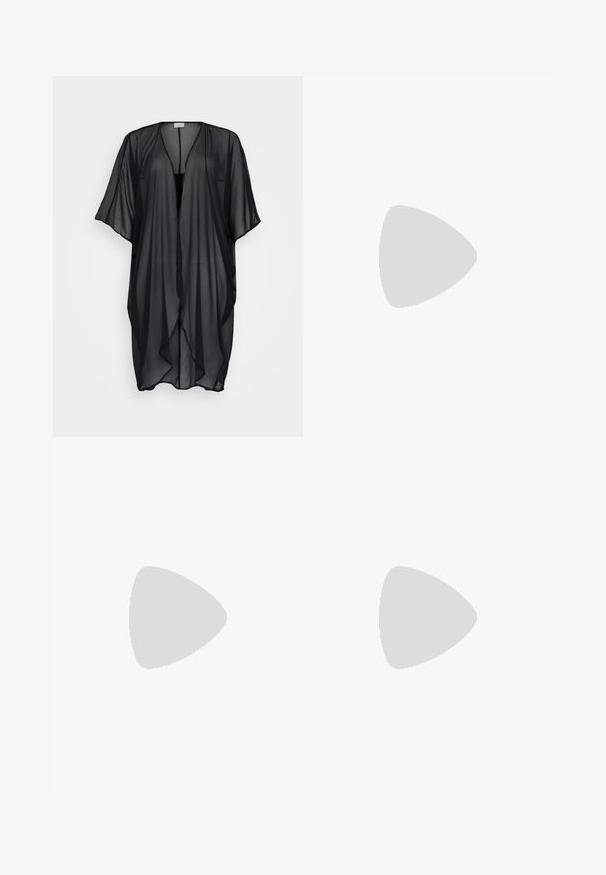 Zwarte doorzichtige kimono, lichtgewicht stof, open voorkant, korte mouwen, vloeiende ontwerp, zachte textuur en gladde afwerking. Geen sluitingen.; Zwarte katoenen t-shirt met korte mouwen, voorzien van een kleine roze vlinder graphic op de linkerkant van de borst. Crew neck ontwerp met een relaxte fit.; Zwarte wijde broek met een gerimpelde tailleband, voorzien van twee zijzakken en een soepele, lichte stof. Geen zichtbare patronen of hardware.; Zwarte gepatenteerde sandalen met hak en een vierkante neus, enkelbandjes en zilveren gespen. Heeft een stevige blokhak voor stabiliteit.