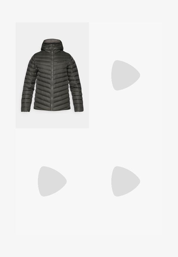 Σκούρο πράσινο επενδυμένο μπουφάν με κουκούλα, μπροστινό φερμουάρ, μακριά μανίκια και διακριτό λογότυπο στο αριστερό στήθος.; Μαύρο κοντό �μανίκι μπλουζάκι φτιαγμένο από ελαφρύ ύφασμα, με το λογότυπο "TERREX" σε ανοιχτό γκρι χρώμα να απλώνεται στο στήθος και στρογγυλή λαιμόκοψη.; Χακί εξωτερικές παντελόνες με ρυθμιζόμενη μαύρη ζώνη, τσεπάκια με φερμουάρ, στενές μανσέτες και αφαιρούμενα κάτω μέρη για ευέλικτο στυλ.; Μαύρα αθλητικά παπούτσια με υφή πλεκτό άνω μέρος, ενισχυμένη μύτη και αφρώδη σόλα, τοποθετημένα σε γήινο έδαφος με διασκορπισμένα κλαδάκια.