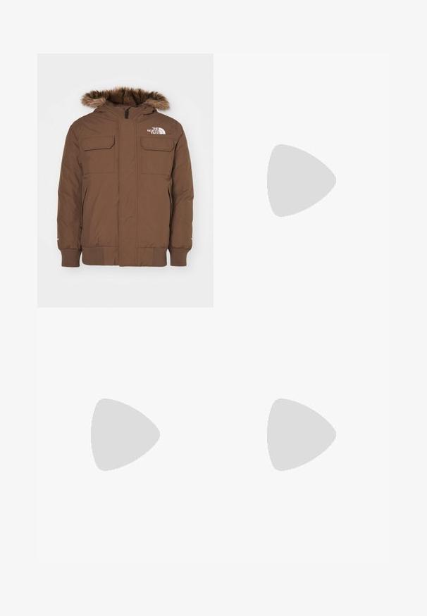The North Face MCMURDO  - Dūnu jaka - smokey brown; Melnā kokvilnas T-kreklā ir neliels dzeltenu liesmu rakstā veidots tauriņš uz krūšu daļas. Ar apaļu kakla izgriezumu, īsām piedurknēm.; Melnas denima flared bikses ar izbalējušu krāsu, pieciem kabatām un kontrastējošām šuvēm, ar nedaudz platu kāju atvērumu.; Pelēkie Nike Air Max sporta apavi ar sietu un sintētisku augšdaļu, viļņveida dizainu, melniem akcentiem un redzamu gaisa amortizācijas vienību.