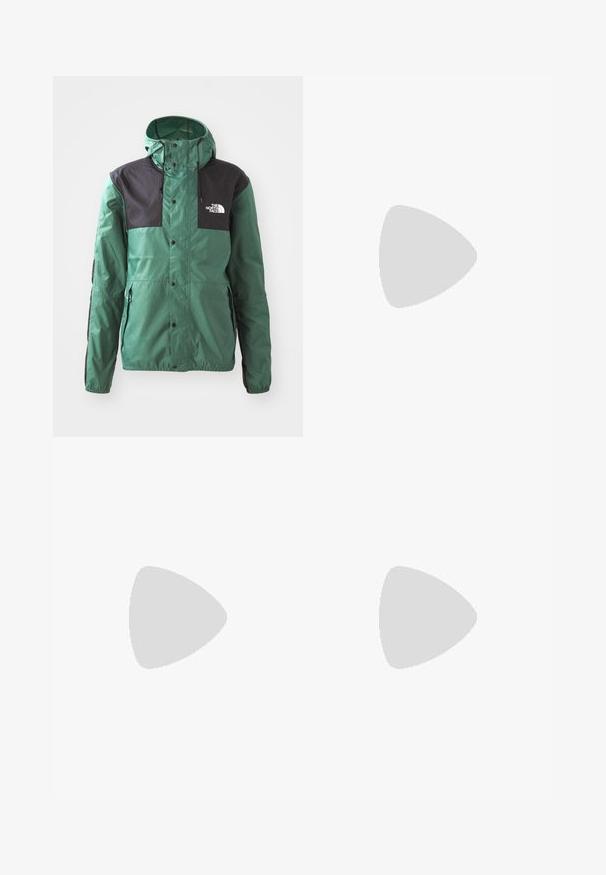 Grüne Jacke mit schwarzen Akzenten, aus leichtem Material gefertigt. Verfügt über eine Kapuze, einen Reißverschluss und Druckknöpfe. Markensymbol auf der Brust angebracht.; Weißes Baumwoll-T-Shirt mit kurzen Ärmeln, Rundhalsausschnitt und glatter Textur. Einfaches Design ohne Muster oder Grafiken.; Helle blaue Denim-Hose mit lässiger Passform, zwei unterschiedlichen Stoffpaneelen, einem Knopfverschluss vorne und weiter Beinöffnung.; Schwarze und weiße Nike Dunk Sneakers mit einem Obermaterial aus Leder, perforierter Zehenpartie, schwarzen Schnürsenkeln und einer schwarzen Gummisohle mit Profildesign.