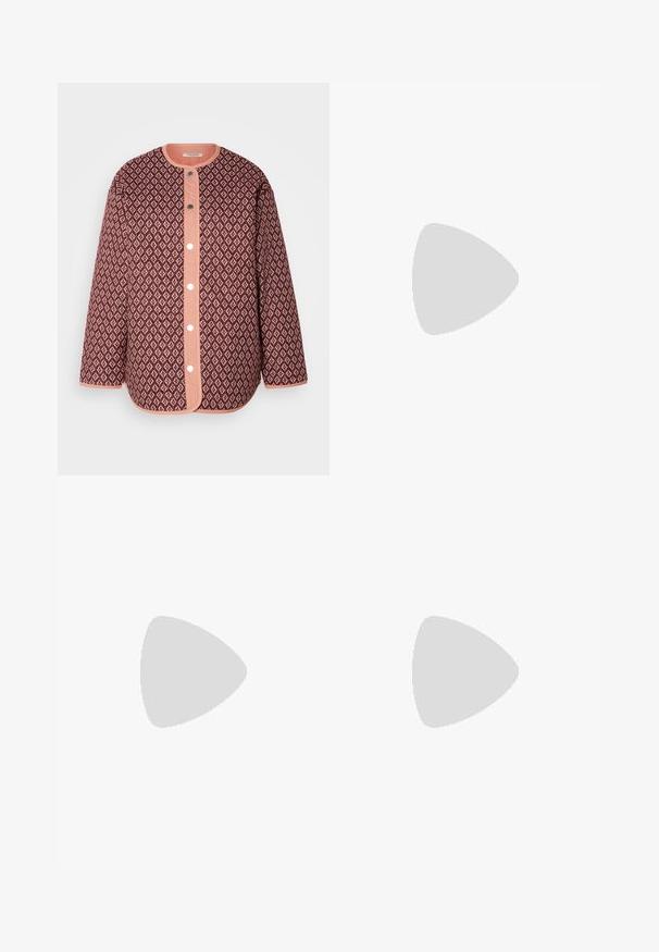 Vadderad jacka i vinröd med diamantmönster, som har en korallfärgad knappslå, rund halsringning och långa ärmar med enfärgad kant.; Två långärmade toppar, en svart och en vit, båda med fyrkantig halsringning och tillverkade av mjukt, stretchigt tyg.; Svarta denimjeans med slim fit, med knappstängning fram, bälteshällor och klassisk femfickorsdesign. Slät textur.; Svart läderpump med spetsig tå och en låg klack. Har en ankelsnodd med en guldtonad spänne. Slät textur.