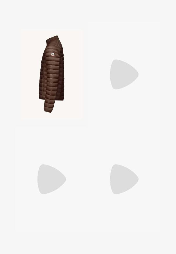 Bruine pufferjack met horizontale quiltontwerp, volledige rits, hoge kraag en logo-opdruk op de linkerarm. Lichtgewicht materiaal.; Witte T-shirt met korte mouwen van zacht katoen. Heeft een ronde halslijn en een rechte zoom met minimale details.; Bruine wijde broek met plooien. Gemaakt van een gladde stof, met een op maat gemaakt tailleband en zijzakken. Rechte zoom aan de onderkant.; Zwarte leren enkelboot met een gladde textuur, elastische zijpanelen en een trekhaak. Ronde neus en platte rubberen zool met minimale profiel.