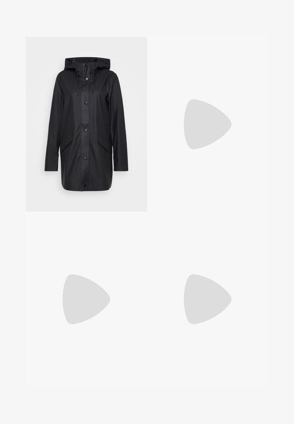 Schwarze wasserdichte Jacke mit Kapuze, Druckknöpfen, zwei Fronttaschen und einer glatten Textur. Verfügt über verstellbare Zugbänder an der Kapuze.; Drei figurbetonte T-Shirts in Weiß, Grau und Schwarz. Jedes hat einen weiten Rundhalsausschnitt und kurze Ärmel. Hergestellt aus glattem, elastischem Stoff.; Schwarze, ausgestellte Hosen aus dehnbarem Material mit hohem Bund und glatter Textur. Die Hose weitet sich ab dem Knie.; Schwarze Canvas-Hochtop-Sneakers mit weißen Gummisohlen und Schnürsenkeln. Mit einem runden Logo an der Seite und kontrastierendem weißen Nähten.