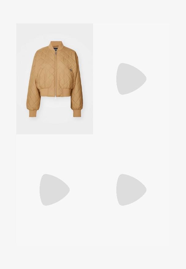 Chaqueta bomber corta de color beige con un patrón de rombos acolchado, cierre de cremallera, puños acanalados y dobladillo ajustado. Presenta una pequeña etiqueta de la marca en el lateral.; Camiseta de algodón negra con un corte relajado. Presenta un cuello redondo y mangas cortas. Incluye un pequeño logotipo bordado en dorado en el pecho.; Jeans de cintura alta, anchos y de pierna amplia en color azul, con botón en la parte frontal y bolsillos, textura desgastada en los muslos y dobladillo recto.; Zapatillas verde claro con una superficie texturizada, con tres rayas blancas, suela de goma crema y diseño de cordones. Llevadas con calcetines claros.