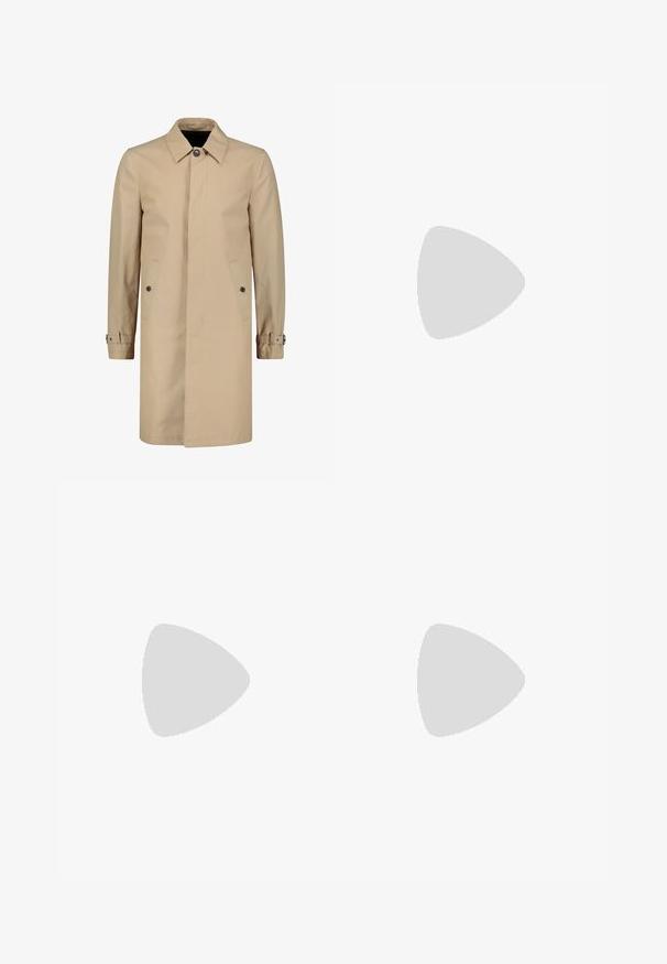 Bež plašč iz trpežnega materiala s klasičnim ovratnikom, sprednjim gumbom, stranskimi žepi in nastavljivimi zapestnimi trakovi.; Bela majica s kratkimi rokavi iz rebraste tkanine. Okrogli izrez, sproščen kroj, brez vidnih vzorcev ali naglasov. Preprosta in vsestranska zasnova.; Črne hlače iz gladkega materiala, s krojem ravne noge, dvema sprednjima pregiboma in standardnim pasom z zankami za pas.; Semšene čevlje na vezalke v svetlo rjavi barvi z zaobljenim nosom, šivanimi detajli in ravnim gumijastim podplatom, ki izstopajo zaradi gladke teksture.