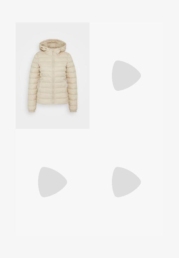 Beige polstret jakke med glidelås foran, justerbar hette, elastiske mansjetter og en kviltet mønster for isolasjon.; Langermet crop-top laget av hvit elastisk stoff med vid halsutskjæring og glatt tekstur. Ingen synlige mønstre eller detaljer i metall.; Svarte flared bukser laget av elastisk stoff, med høy midje og en glatt tekstur. Buksene vidder ut fra kneet.; Sorte flate sko med spiss tå, meshsider og en stropp med spennedetalj. Glatt finish på tå- og hælområdene.