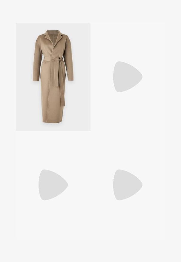 Filippa K ALEXA COAT - Cappotto classico - moss grey; T-shirt bianca cropped realizzata in tessuto morbido, con maniche corte, scollo rotondo e dettagli a costine sull'orlo. Design semplice e senza fronzoli.; Pantaloni neri realizzati in tessuto morbido, caratterizzati da vita alta, gambe larghe, pince frontali e classiche passanti per cintura. Non ci sono tasche laterali visibili.; Pumps slingback in pelle verniciata nera con punta affilata, tacco sottile e un design con ritagli delicati. Caratterizzate da una fibbia dorata sul cinturino.