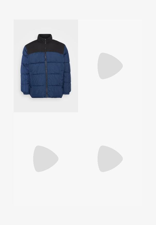 Giacca imbottita di colore blu navy con un pannello superiore nero. Presenta un colletto alto, chiusura a zip e polsini elastici. Materiale liscio e leggero.; T-shirt blu a maniche corte, realizzato in cotone, con scollo rotondo e vestibilità rilassata. Texture liscia, design minimalista, senza motivi o dettagli.; Jeans in denim blu scuro con taglio dritto, caratterizzati da strappi usurati sulle ginocchia, tasche tradizionali e cuciture a contrasto ben visibili.; Sneaker neri in pelle con strisce bianche, suola in gomma texturizzata e allacciatura frontale. Presenta un'etichetta con il marchio sulla linguetta.