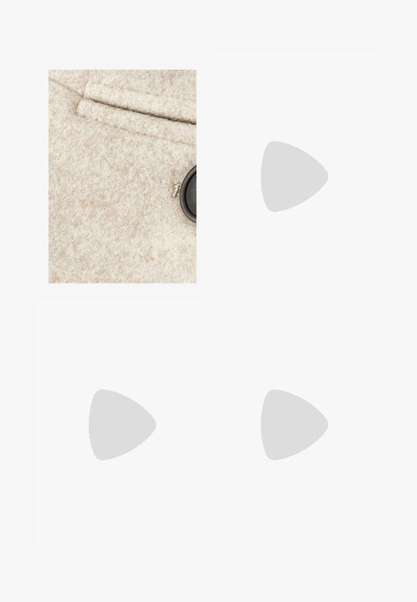 Beige uldstof med en blød tekstur, som har en sort knap og en syet lomme. Delikate farveflekker synlige i materialet.; Hvid fitted top lavet af ribbet stof med cap sleeves og samlede detaljer i siderne for tekstur og form.; Mørkeblå denim jeans med høj talje, forlommer og brede, flagrende ben, udstillet fladt på en hvid baggrund.; Bershka Højhælede sandaletter / Højhælede sandaler - black