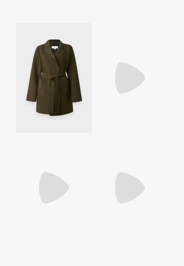 VILA VIJUICE BELT JACKET - Klasický kabát - four leaf clover; Černý krátký rukáv top vyrobený z elastického materiálu, s přiléhavým střihem a na bocích s nařasením. Hladký povrch, klasický tvar.; Černé kalhoty s rovným střihem, s předními kapsami a bočními rozparky na lemu. Vyrobené z jemné, hladké tkaniny. Vhodné na různé příležitosti.; Černé lakované kožené lodičky na pásku s špičatou špičkou a geometrickým blokovým podpatkem. Vyznačují se elegantním, minimalistickým designem a hladkým povrchem.